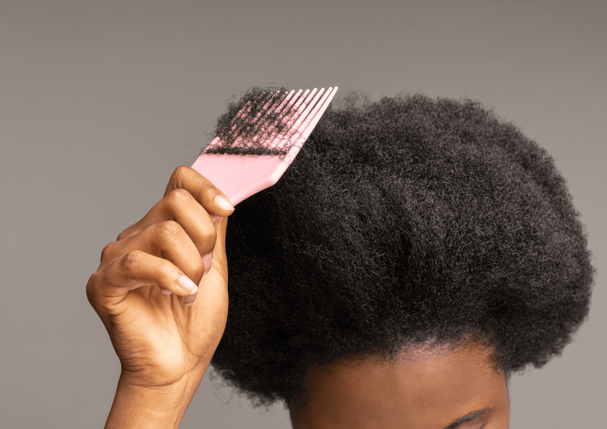 Soin cheveux crépus secs et cassants : 4 recettes naturelles